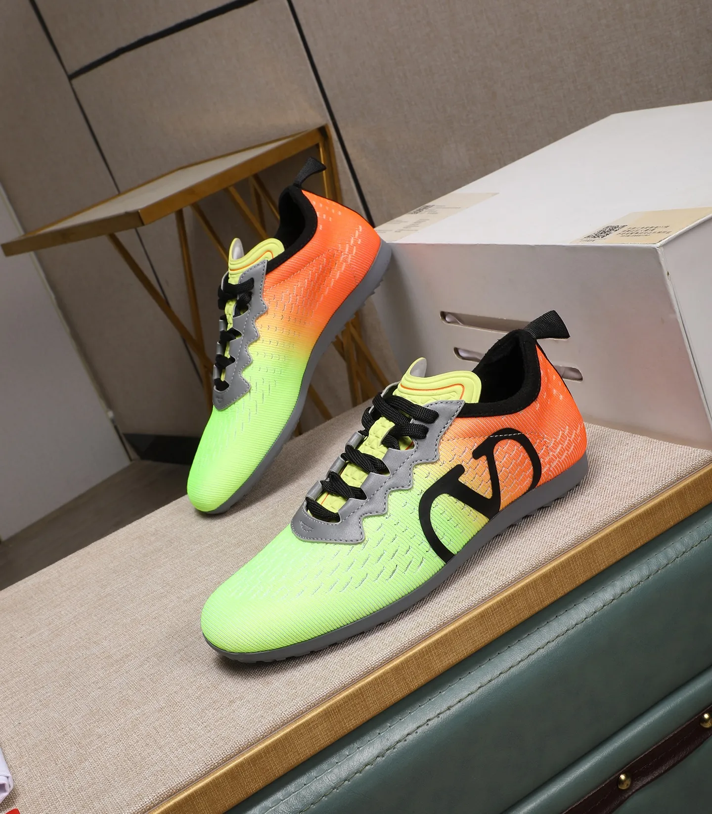 Men's Men's Shoes 💰620 VALENTINO 🌹🌹🌹2025 Valentino's latest spring sneakers! The counter 🔥 recommends RUNBOOT, which is lightweight and comfortable. It has a multi-functional design that integrates blue sneakers, running shoes, and fashionable sneakers to create a cool on-foot effect. ♥️♥️Fashionable sneakers that are sought after by many popular celebrities and fashion influencers♥️♥️. 👉All-round original 1:1 high-end production 👉Fabrics: Two options: delicate, soft and comfortable eyelet lambskin and high-end technical fabrics 👍Super soft suede special lining inside 👍Outsole wear-resistant TPU material 👍Full set of original counter packaging